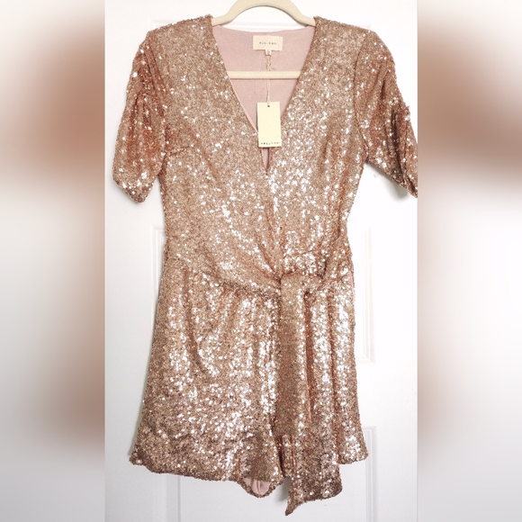 NWT🔖 MELLODAY Rose Gold Sparkley Sequin V-Neck Romper with Pockets - Picture 1 of 17